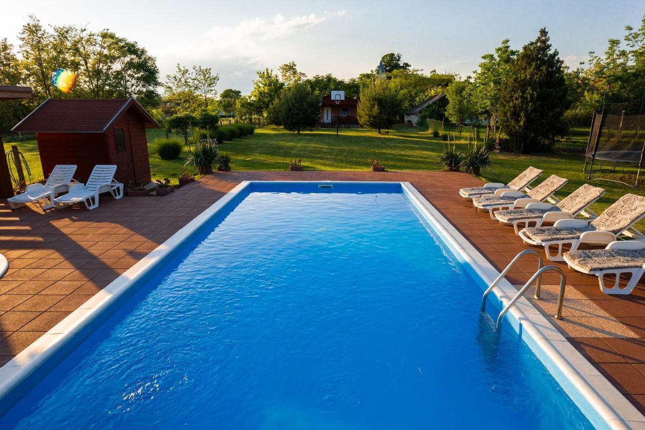 Tennis Guesthouse Ordacsehi Exterior photo