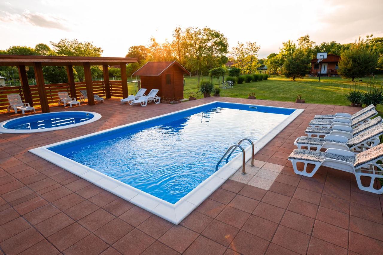 Tennis Guesthouse Ordacsehi Exterior photo